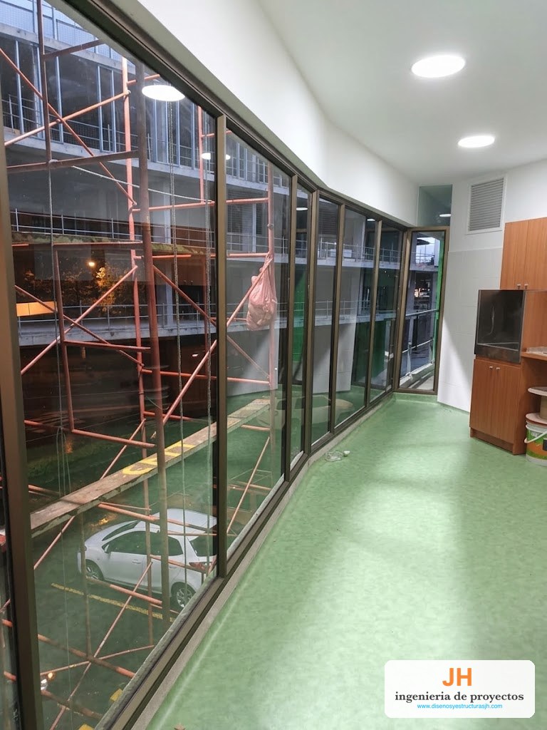 Cerramiento de pasillo en ventanería proyectante 3831 de aluminio bronce con paños fijos y naves proyectantes, edificio en Bogotá, obra de JH