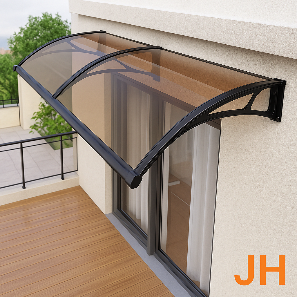Marquesina moderna de vidrio curvo con estructura metálica negra instalada en fachada exterior de vivienda, con acabado elegante y minimalista.