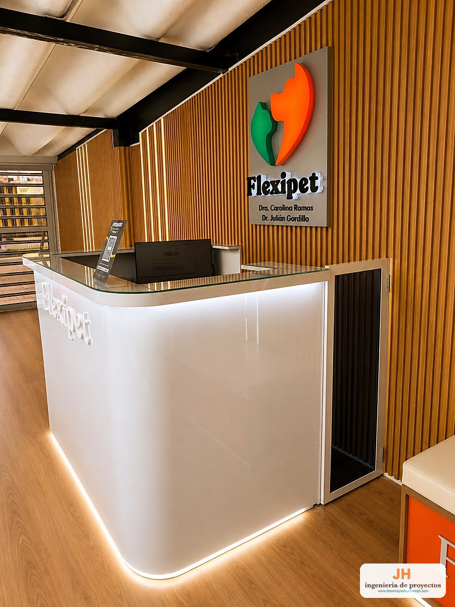 Mostrador de recepción en vidrio templado — local comercial Bogotá