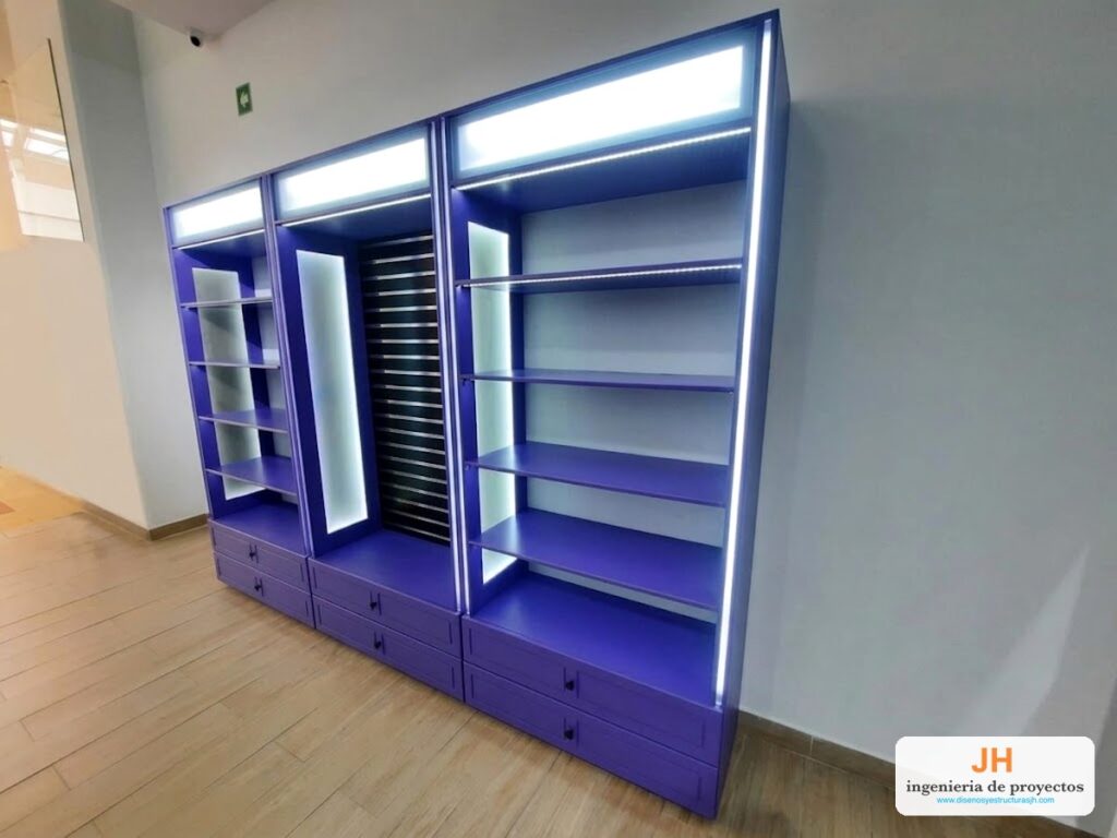 Vitrina panorámica de pared en tres módulos color violeta con iluminación LED, entrepaños, panel ranurado y cajones, local en Bogotá, obra de JH