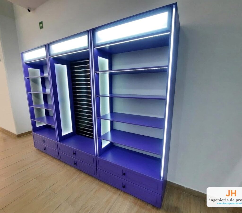 Vitrina panorámica de pared en tres módulos color violeta con iluminación LED, entrepaños, panel ranurado y cajones, fabricada por la línea DEKO de JH para un local en Bogotá