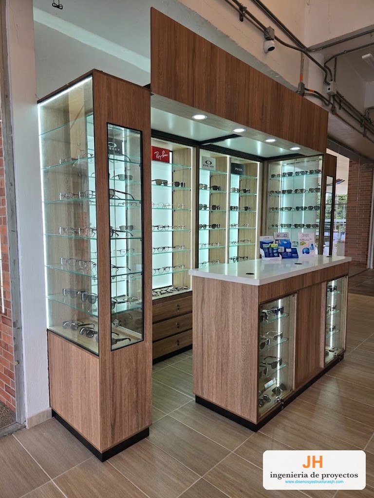 Vitrinas para óptica en madera y vidrio con entrepaños de vidrio e iluminación LED: torres, mostrador y panel de exhibición, local en Bogotá, obra de JH
