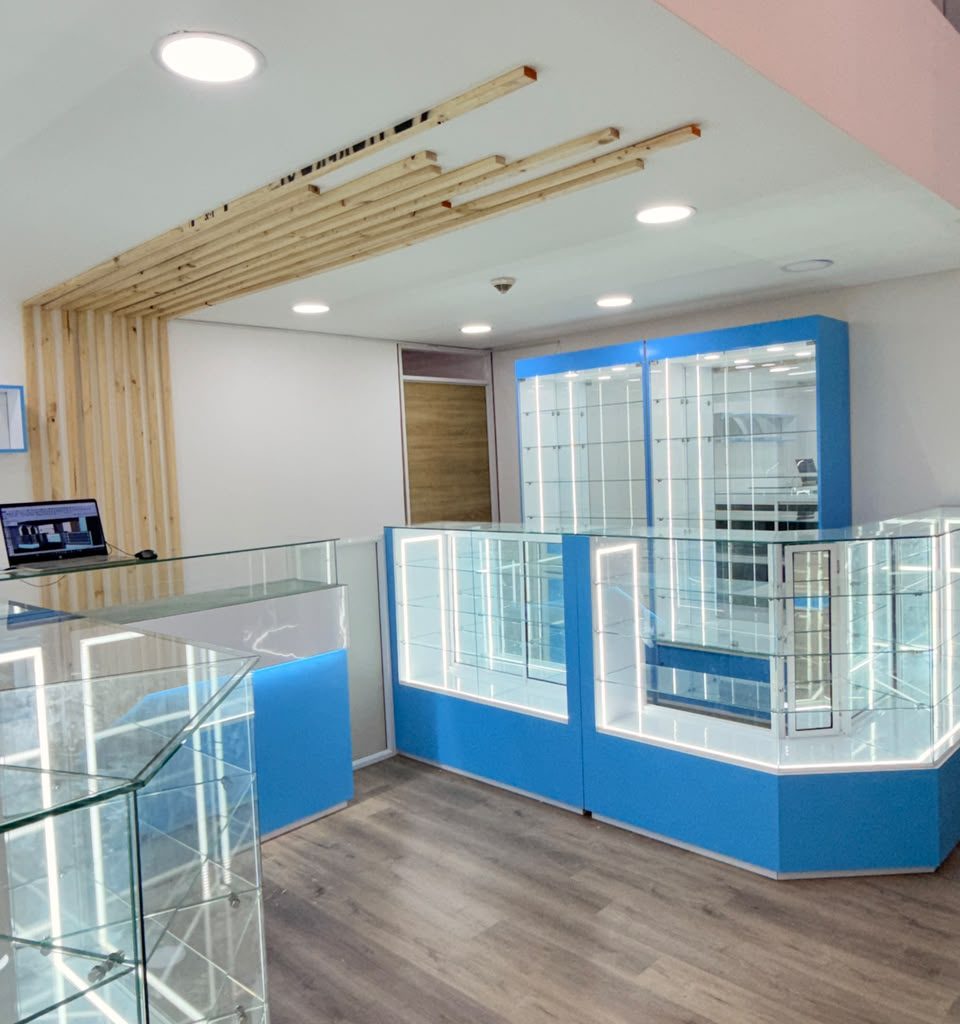 Montaje comercial en vidrio con iluminación perimetral LED