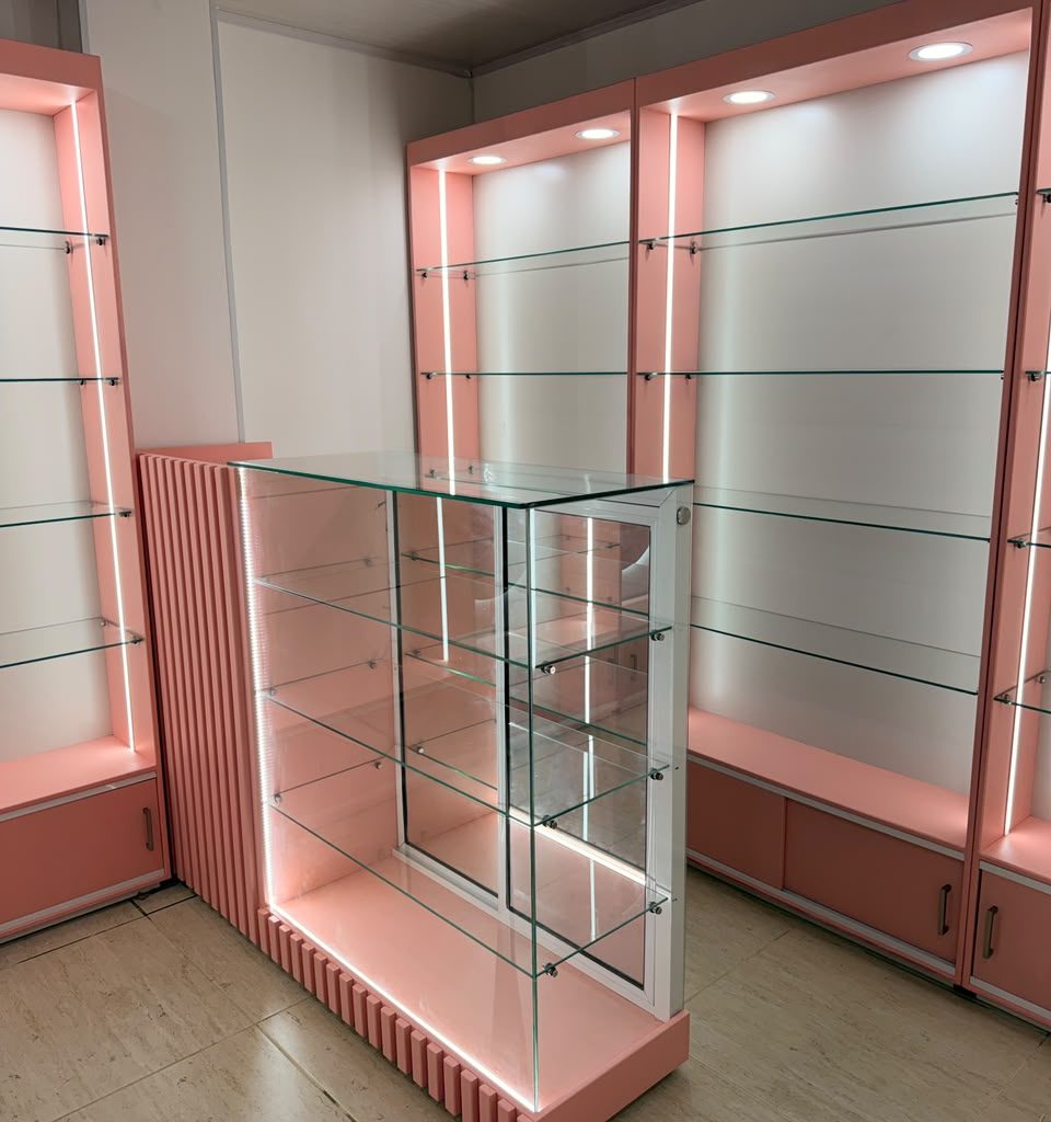 Montaje comercial con diseño modular e iluminación integrada