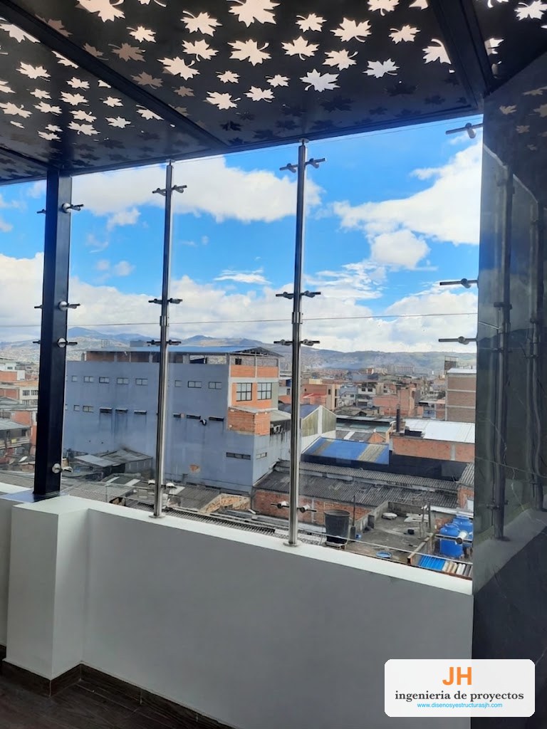Cerramiento de terraza en acero inoxidable y vidrio templado con herrajes puntuales, Bogotá, obra de JH