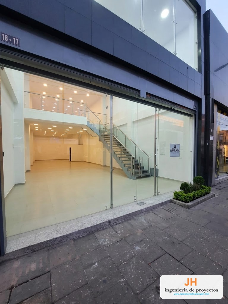 Fachada de local comercial en vidrio templado con puertas de vidrio y herrajes en acero inoxidable, Bogotá, obra de JH