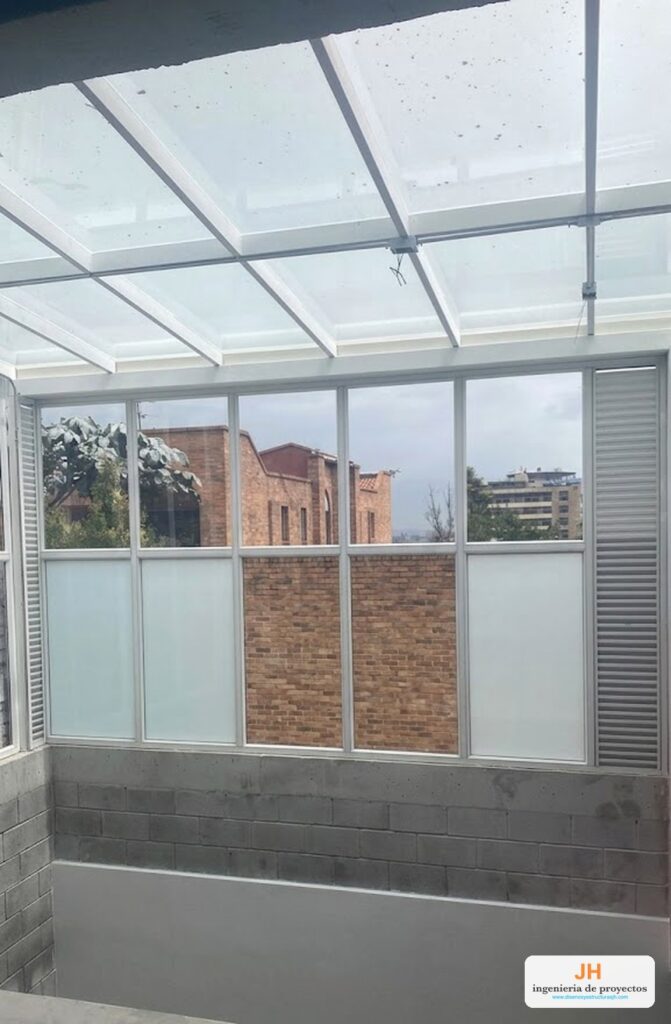 Marquesina en vidrio laminado 3+3 – obra de JH en Bogotá
