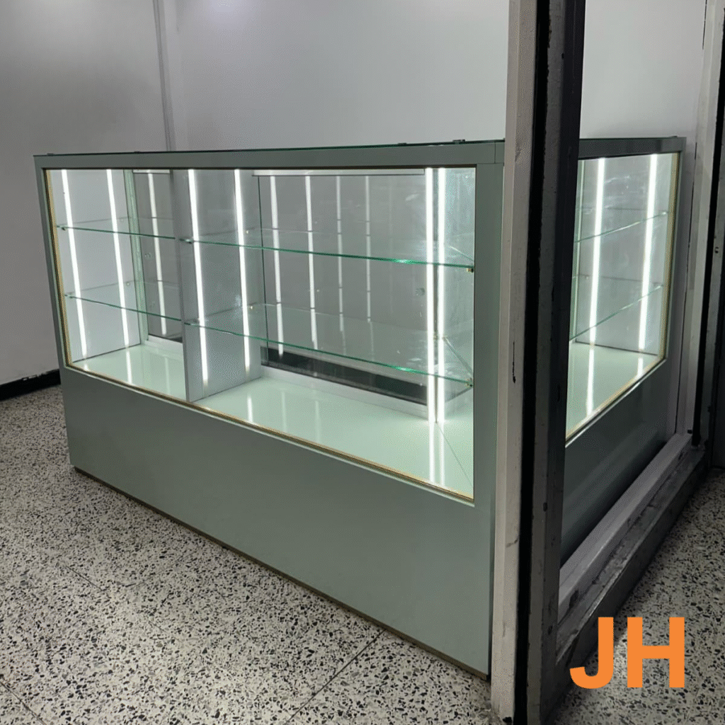 Vitrina de exhibición en vidrio con iluminación perimetral, diseño sofisticado y adaptable a diferentes estilos de negocio.