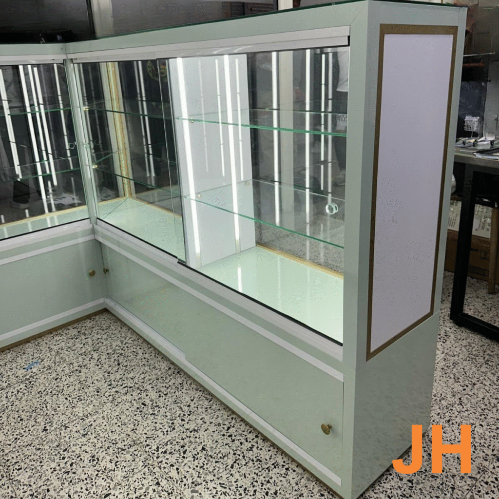 Montaje comercial en vidrio con iluminación perimetral LED - Imagen 3