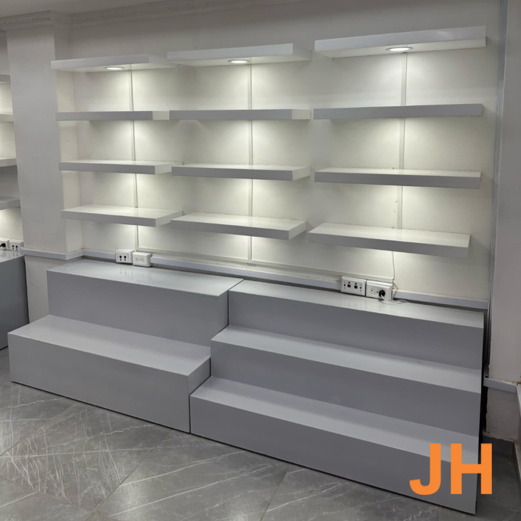 Montaje comercial modular con repisas escalonadas - Imagen 2