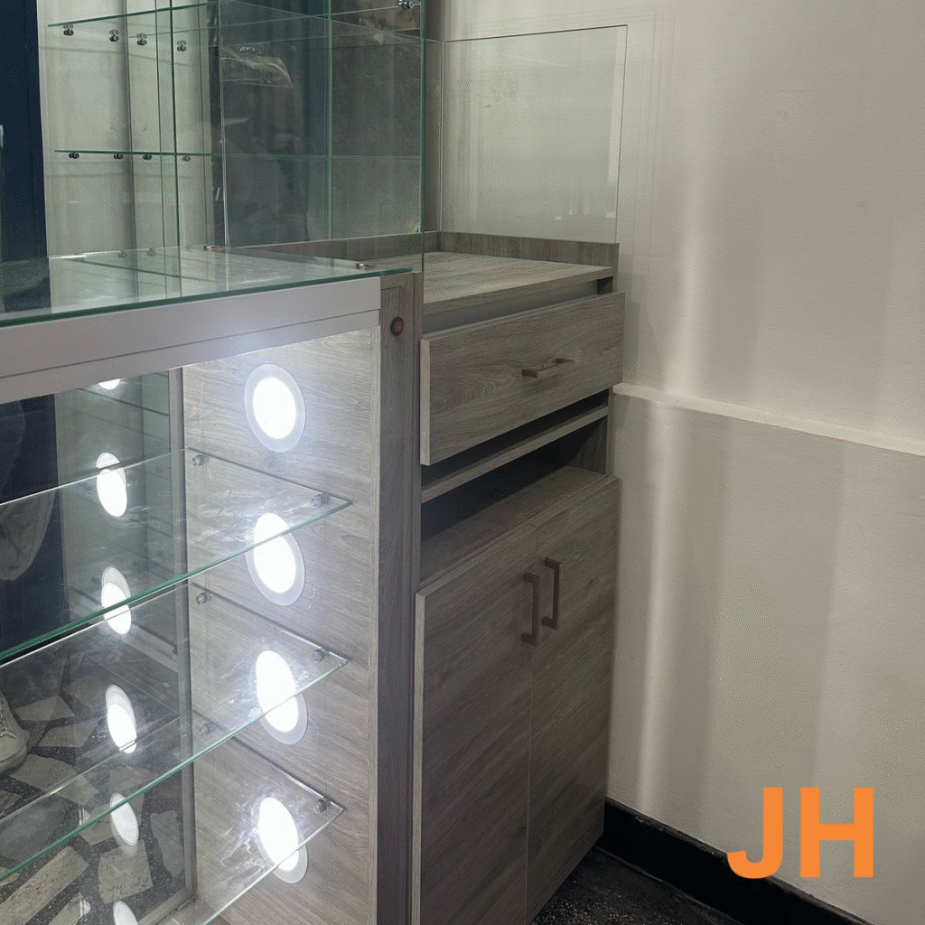 Montaje comercial con diseño modular e iluminación integrada - Imagen 3