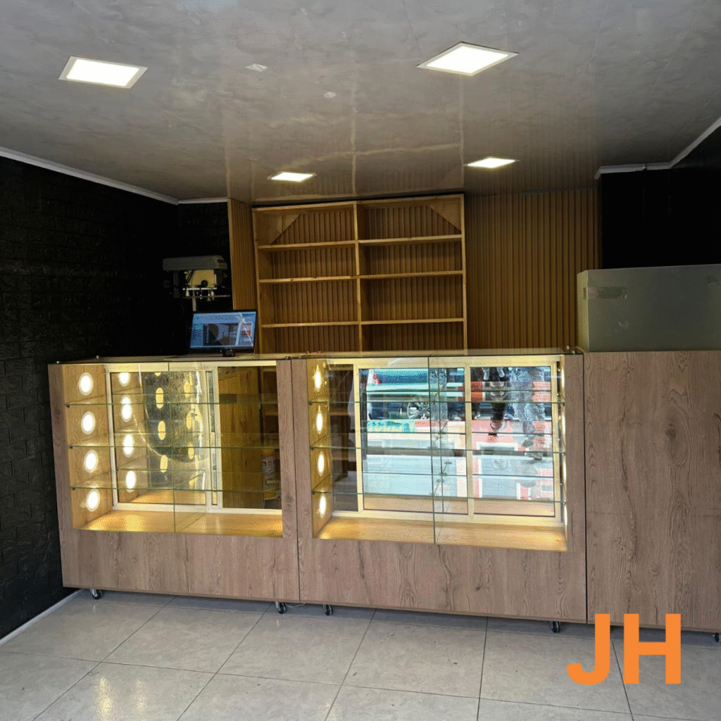 vitrinas comerciales en vidrio templado y madera clara con iluminación led integrada para exhibición de productos