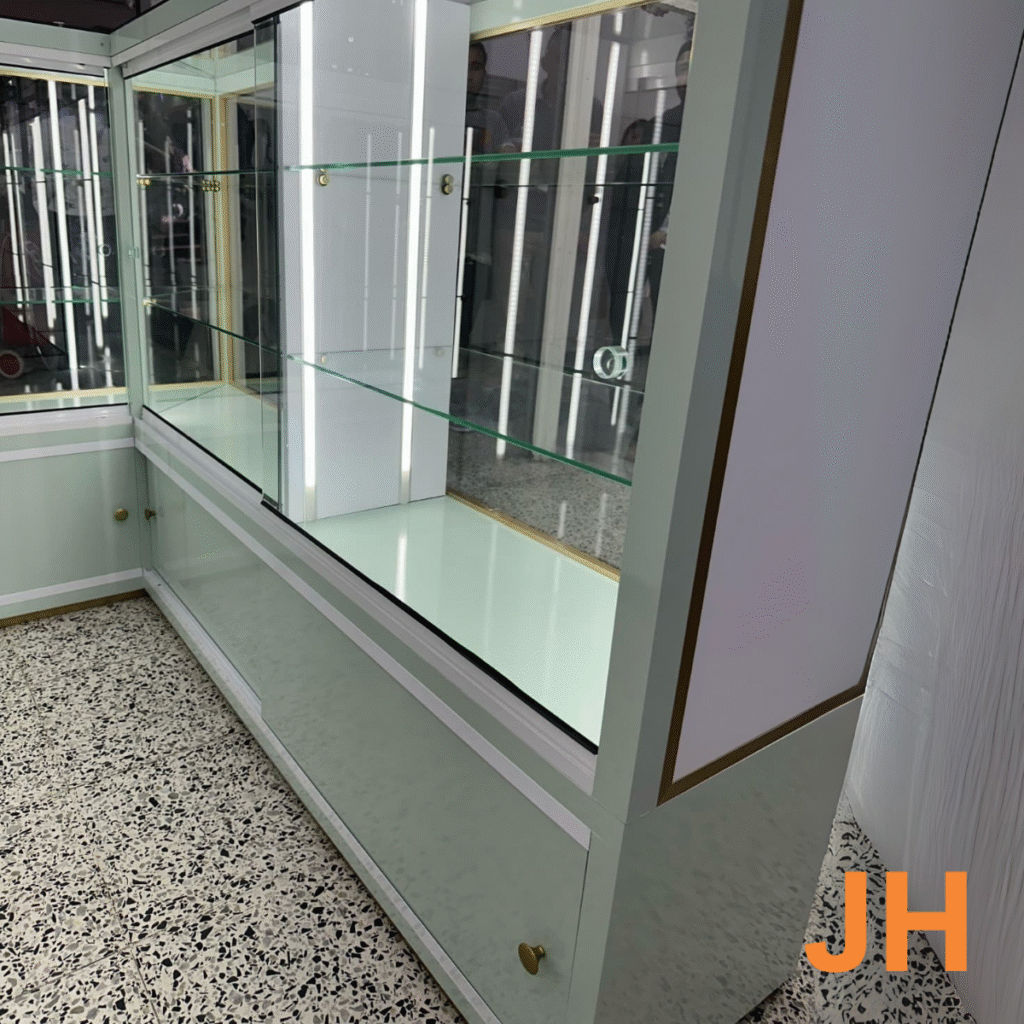 Montaje comercial en vidrio con iluminación perimetral LED - Imagen 2