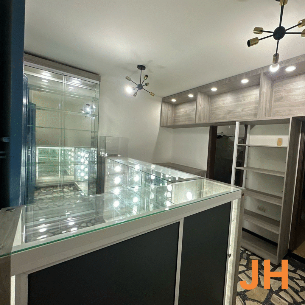 Montaje comercial con diseño modular e iluminación integrada - Imagen 2