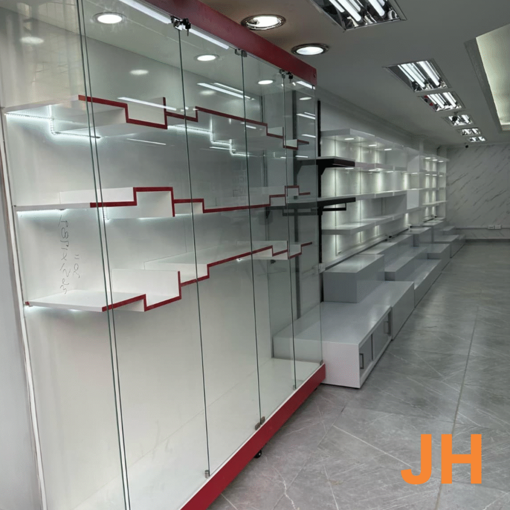 Montaje comercial modular con repisas escalonadas - Imagen 4