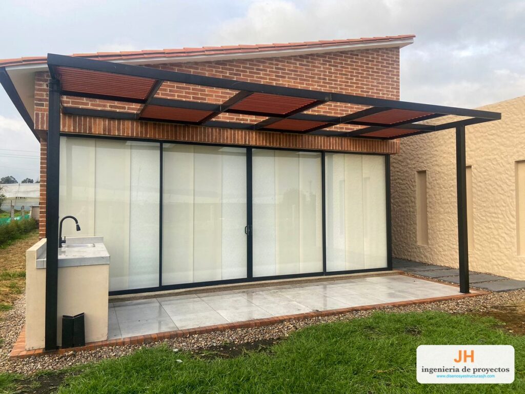 Pérgola en acero cold rolled negro con cubierta en policarbonato bronce sobre terraza BBQ, obra JH