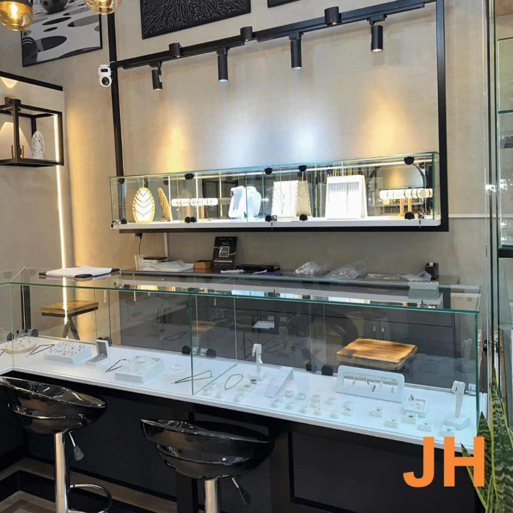 Montaje comercial en vidrio estilo joyería - Imagen 3