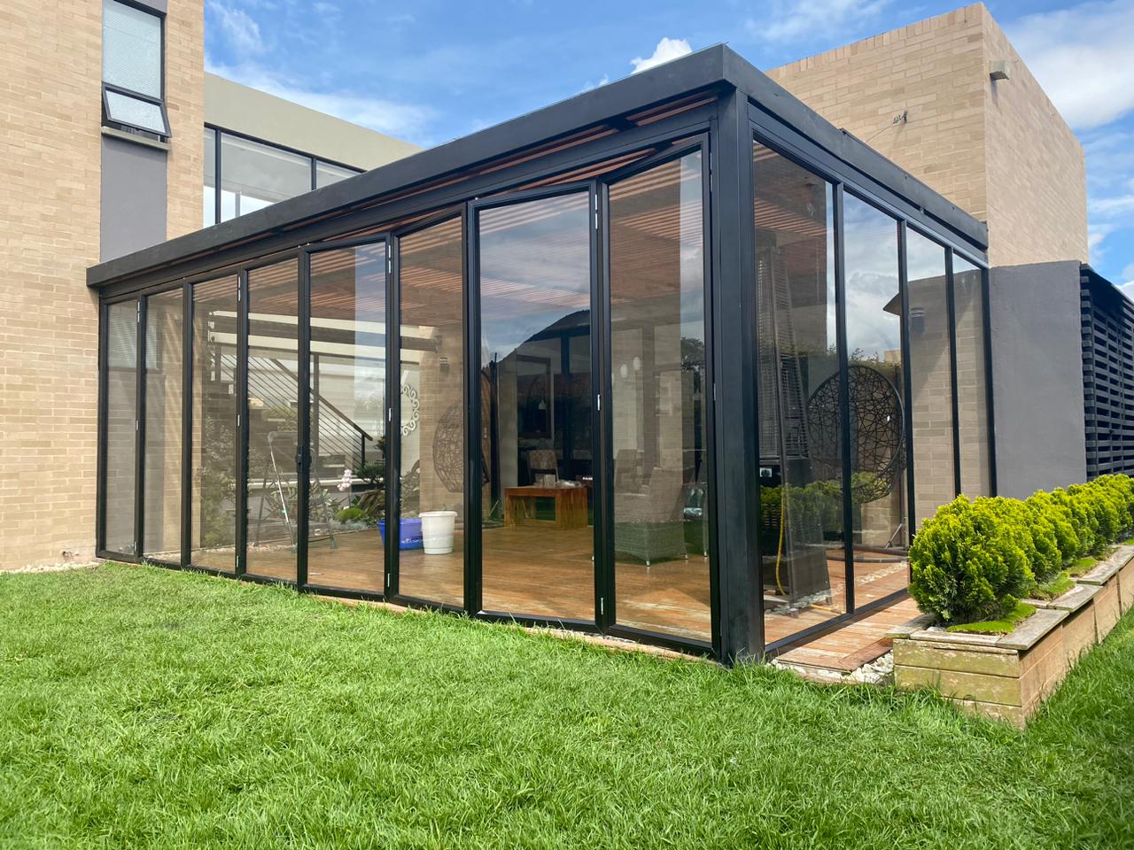 Marquesinas y Pérgolas en Aluminio en Bogotá — Diseños y Estructuras JH Bogotá
