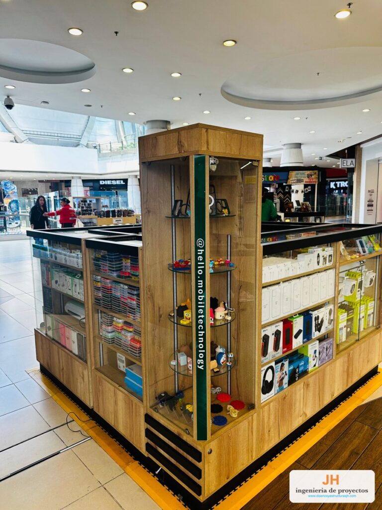 Isla comercial para celulares y accesorios en centro comercial de Bogotá, vitrinas mostrador en vidrio templado con LED, torre de esquina y base en madera, obra de JH