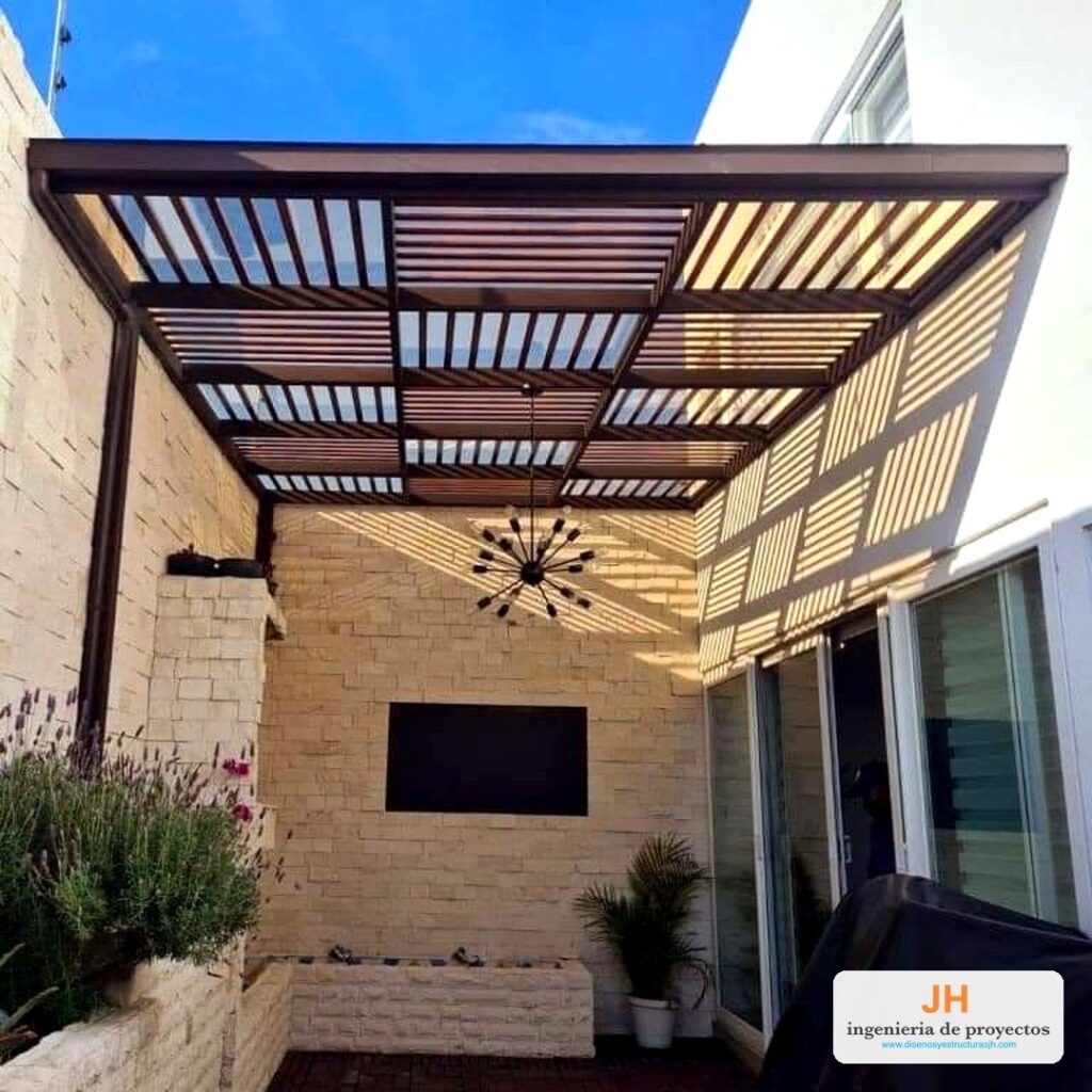 Marquesina en aluminio y policarbonato en patio de casa en Bogotá – JH