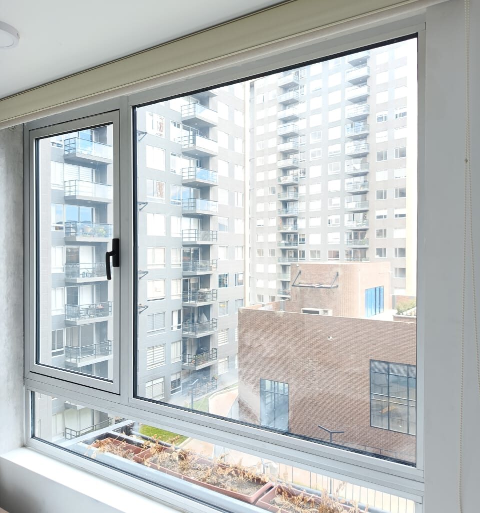 Ventana termoacústica en aluminio con vidrio doble hermético instalada por Diseños y Estructuras JH en un apartamento de Bogotá