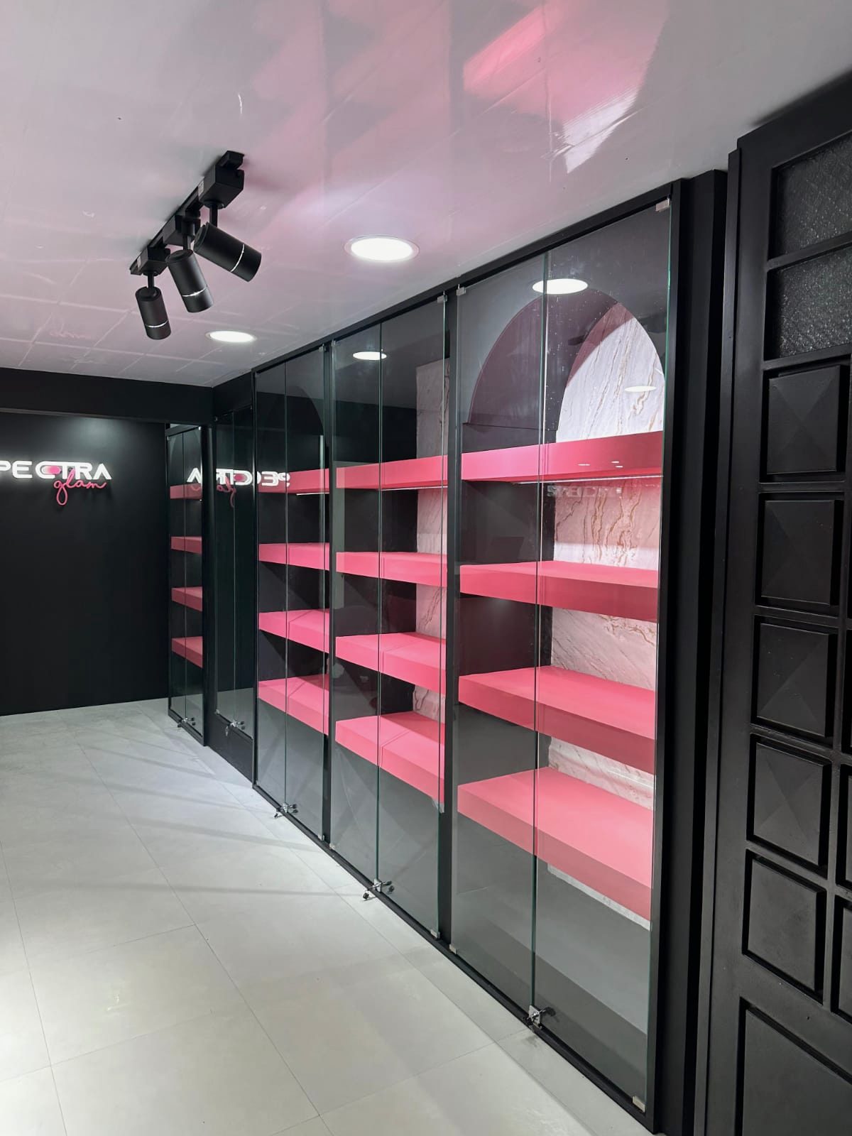 Estantería de exhibición rosa y negro para local comercial en Bogotá