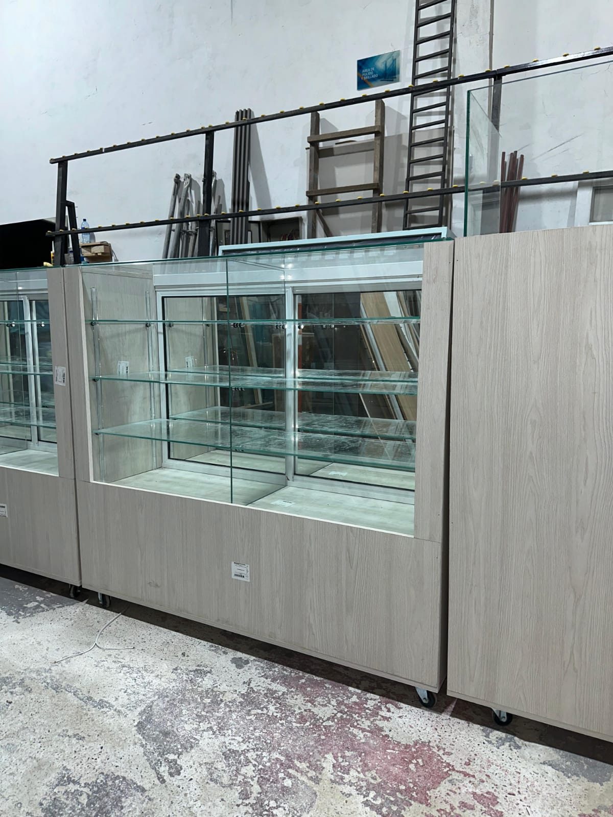 Fabricación de vitrina mostrador en el taller de JH — Bogotá
