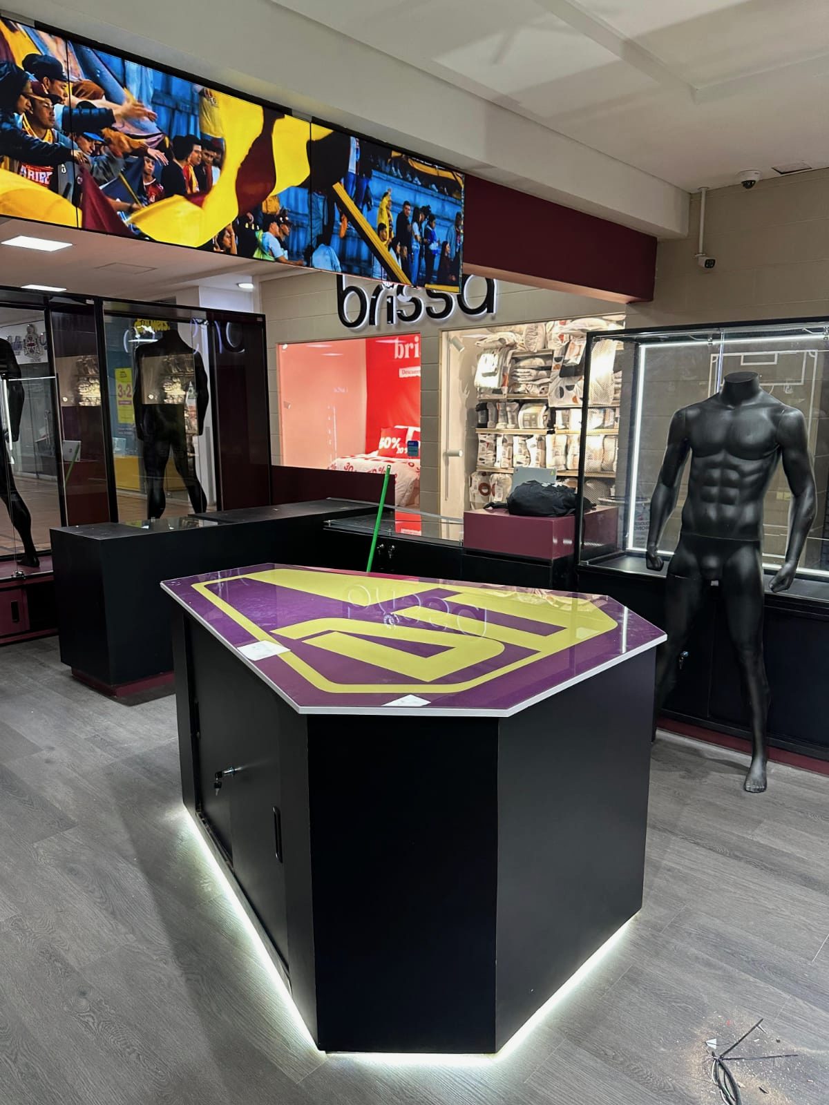 Isla comercial para tienda deportiva en centro comercial — Bogotá