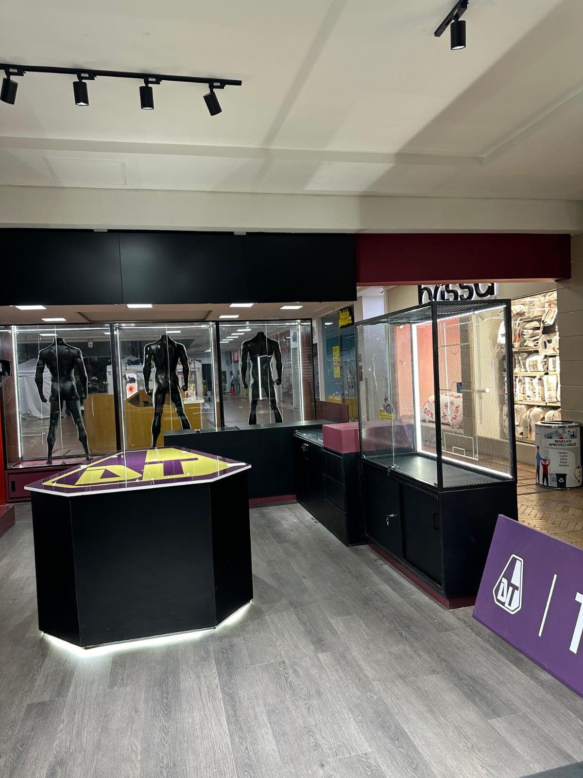 Montaje de tienda deportiva con isla central y piso LED — Bogotá