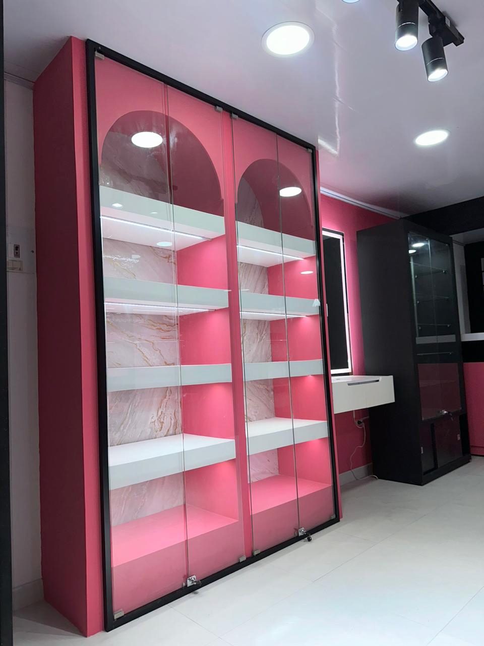 Vitrina en arco con iluminación LED — local de belleza en Bogotá