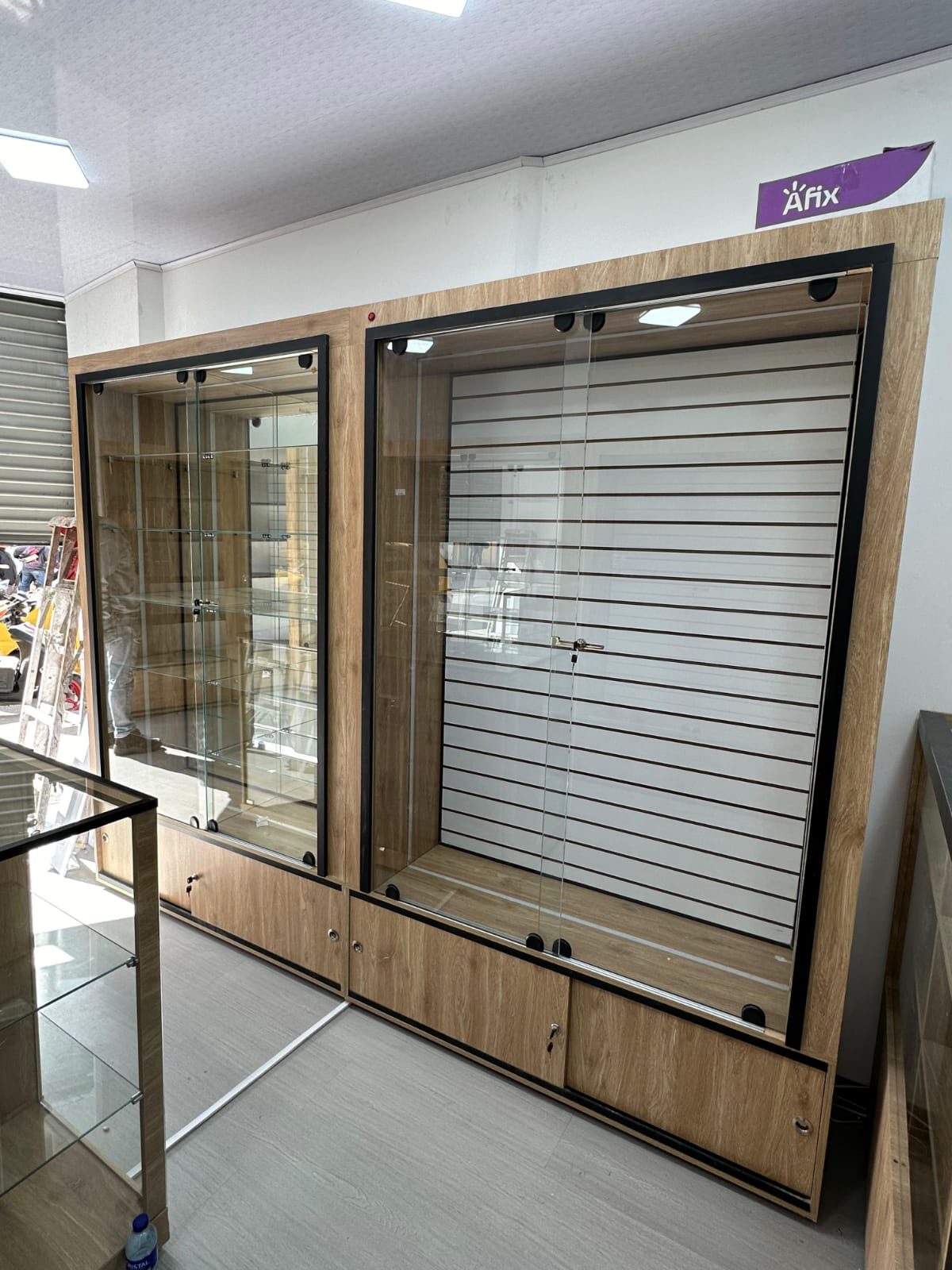 Vitrinas para joyería en madera y vidrio templado — Bogotá